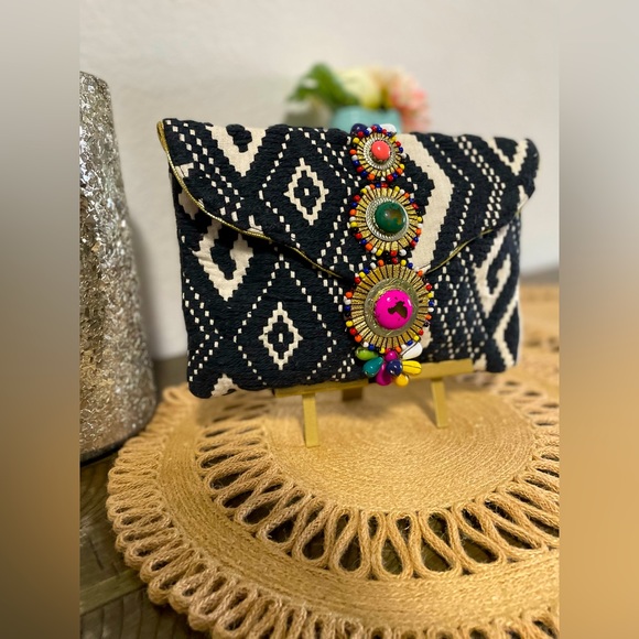 Aztec night clutch, great for a pop of color to your look! - Picture 1 of 4